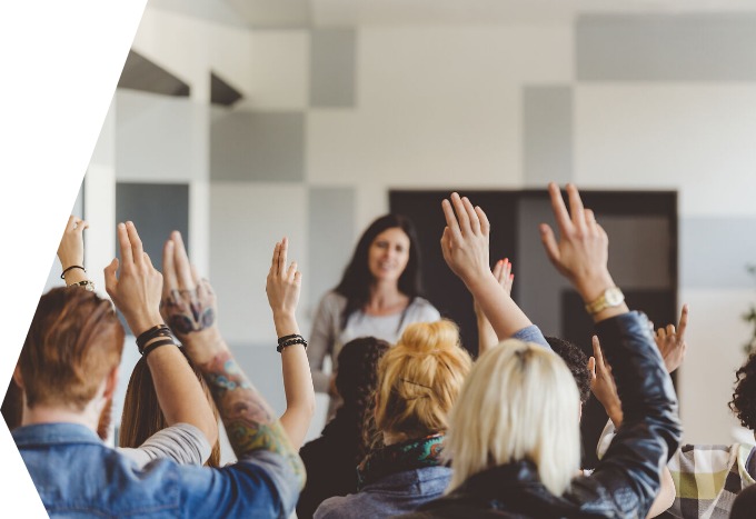 Menschen von hinten fotografiert, melden sich