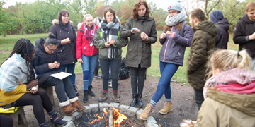 Gruppe der Klasse HEP2 am Lagerfeuer