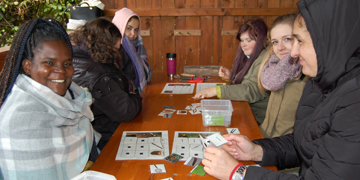 Schülerinnen bei einem Workshop zu Spezialisierungen der Vogelarten