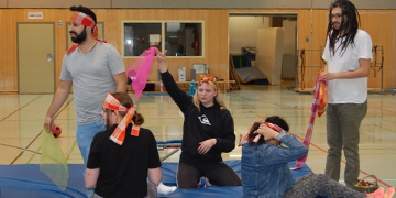 Piratenspiel von Schülern in der Turnhalle