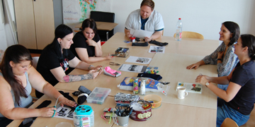 Schülerinnen und Schüler beim Sockentier herstellen