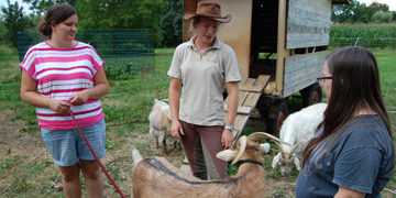 Ziegen, Schülerinnen und Besitzerin des Erlebnisbauernhofes