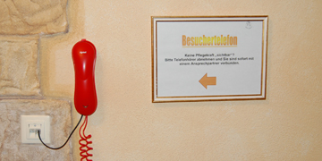 Besuchertelefon für Hilfsbedarf Rotes Telefon für Rufe um Hilfsbedarf im Haus Santa Isabella
