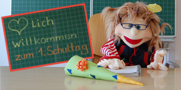 Begrüßung durch Maskottchen im Klassenzimmer