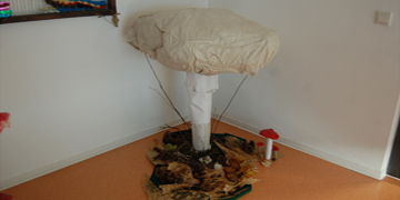 plastischer Pilz aus Draht und Pappmache im Foyer