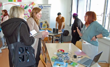 Schüler informieren sich über Praxiseinrichtung