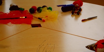 Titelbild Ein Tag in der Fachschule Material auf dem Tisch, Aufschrift Ein Tag in der Fachschule