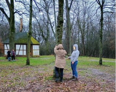 Schüler beim Bäumeknutschen, Projekttag